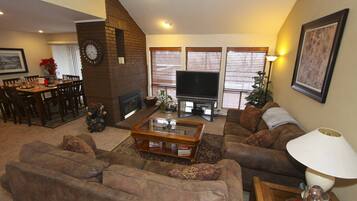 Una Smart TV, una chimenea, un reproductor de DVD