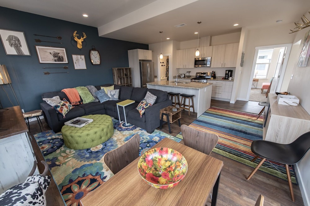 Eastside Hipster! Dog Friendly! Hip New Condo near Downtown Salida!