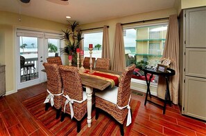 Dining - Modern 3bedroom cottage steps to private beach ocean view, free beach service! (Destin)