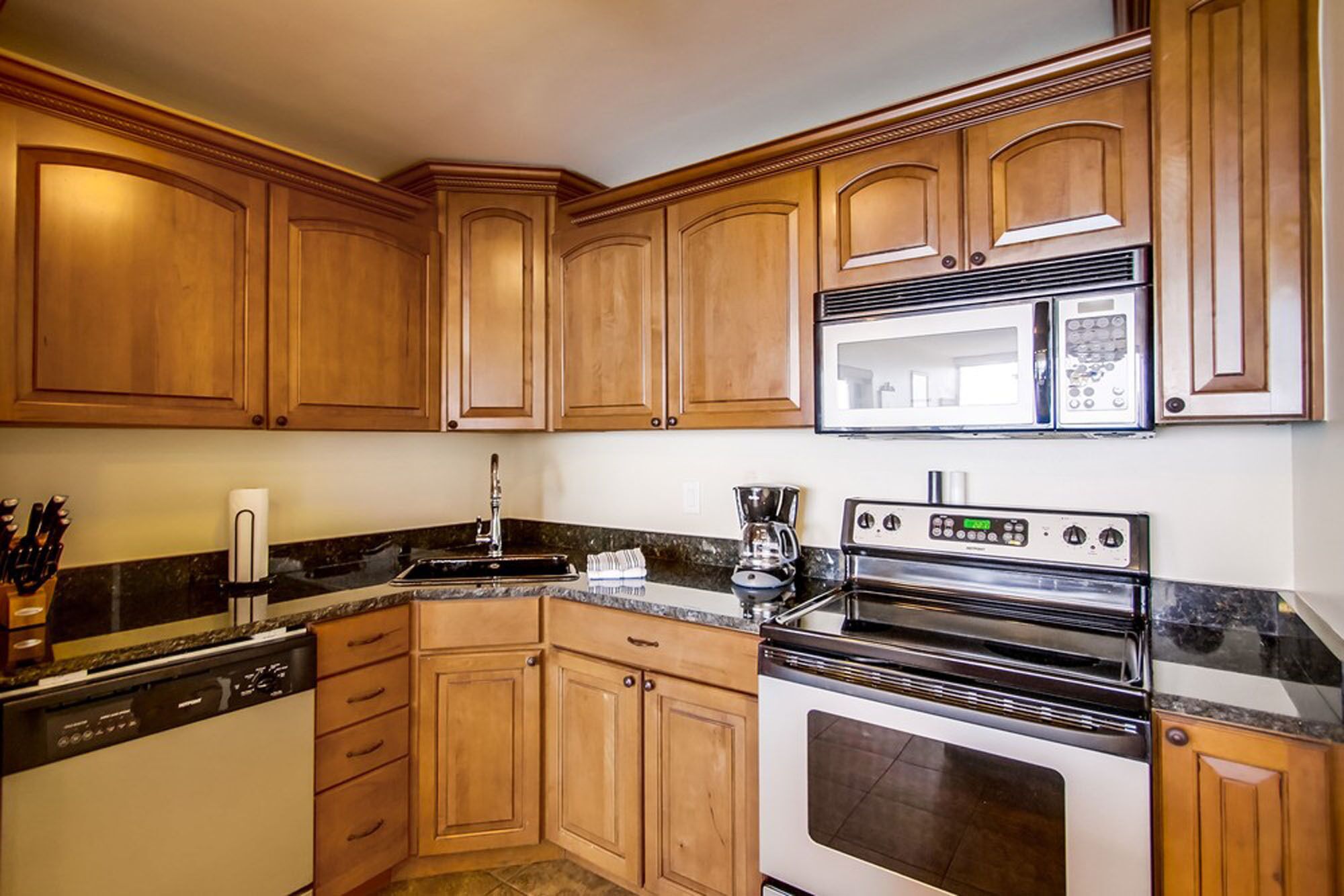 OCEANFRONT CORNER SUITE IN BEAUTIFUL PACIFIC BEACH