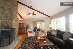 Smart TV, fireplace, books - Asheville Treehouse, Luxurious/15 Min. To Downtown Asheville (Fairview)