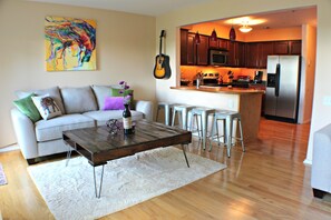 Smart-TV, peis, DVD-spiller og bøker