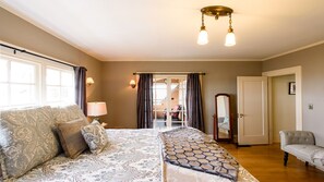 Room - Historic Architectural Craftsman, exceptional views of city and Mtns. (Portland)