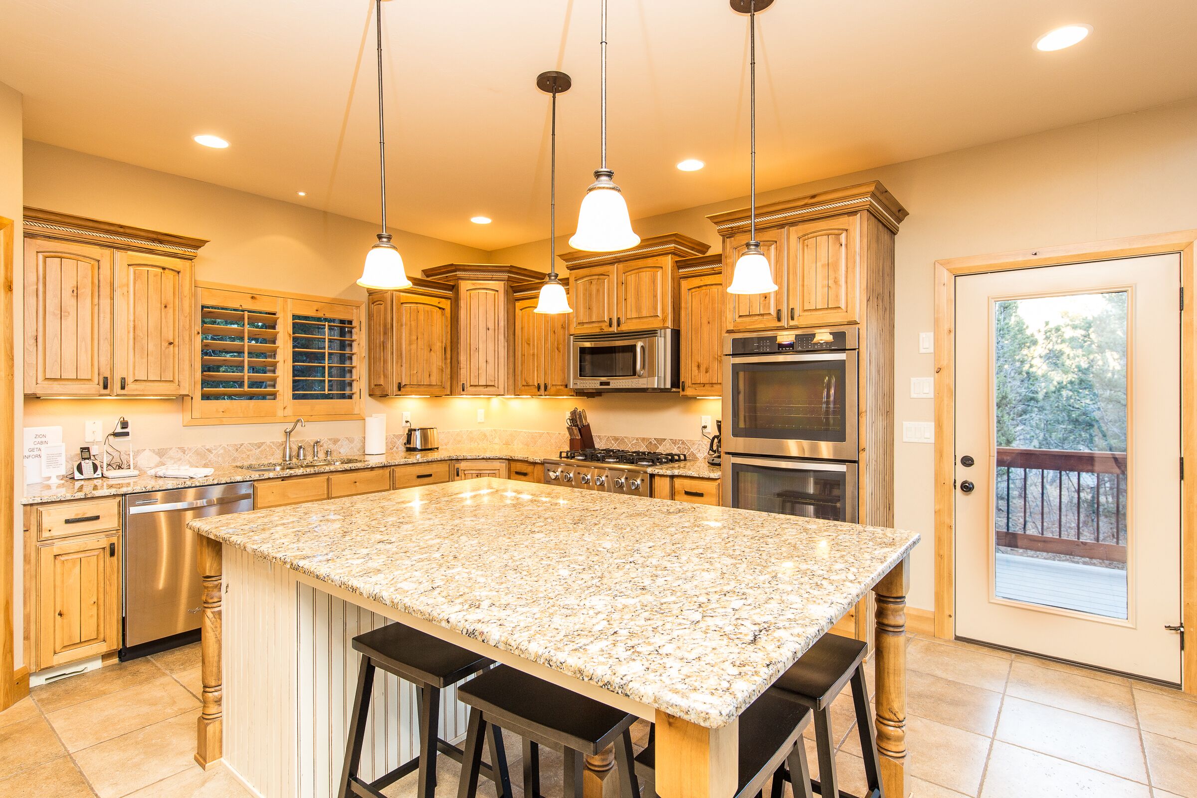 Luxury log cabin in the ZION mtns., privacy, pool access, 10 min. to Zion