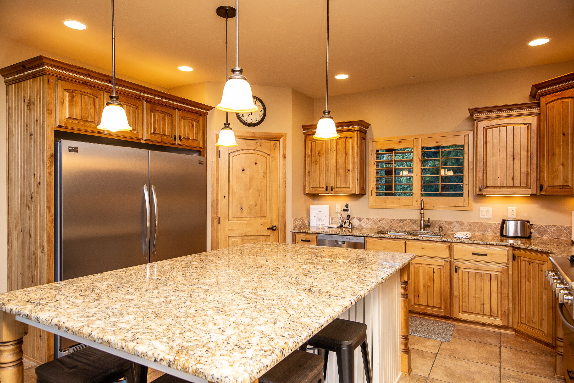 Luxury log cabin in the ZION mtns., privacy, pool access, 10 min. to Zion