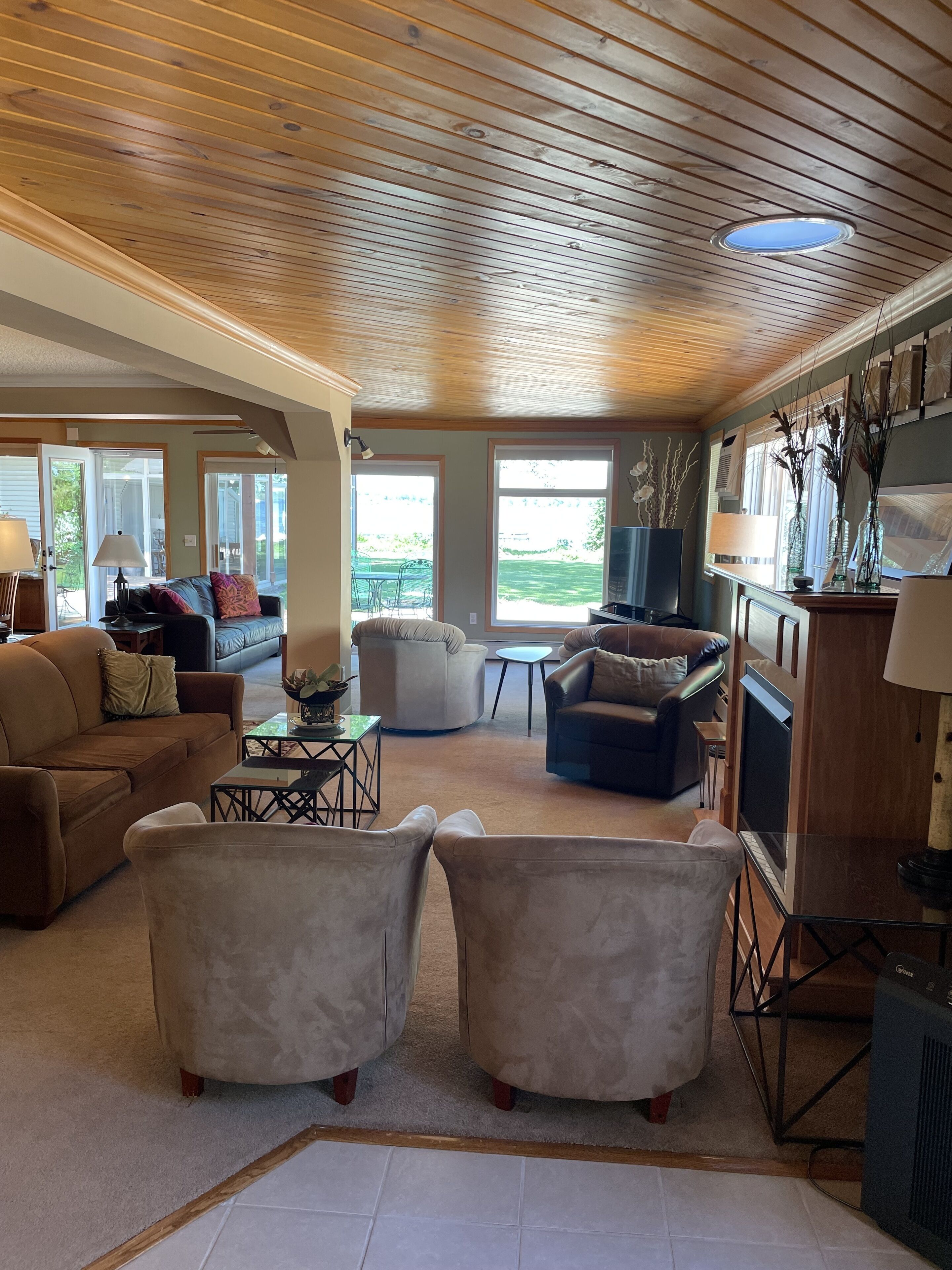 Water Front, 2624425713 SE WI...3600 sq. ft., 3 King Beds (Sleeps 18)...