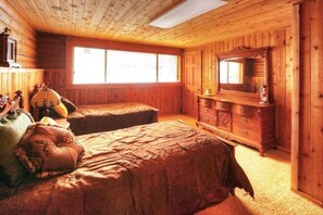 5 habitaciones, escritorio y tabla de planchar con plancha 