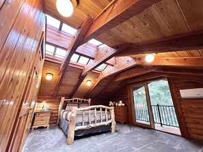 5 bedrooms, desk, iron/ironing board, travel crib - Classic mountain retreat • Right on the stream • Hot tub • Wood-burning stove • Set in Sundance Canyon (Provo)