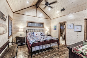 3 bedrooms, iron/ironing board, WiFi, bed sheets - ✨Deep Lot, 💦Hot Tub, Kid's Loft Hideaway, Shuffleboard, No Pets✨ (Broken Bow)
