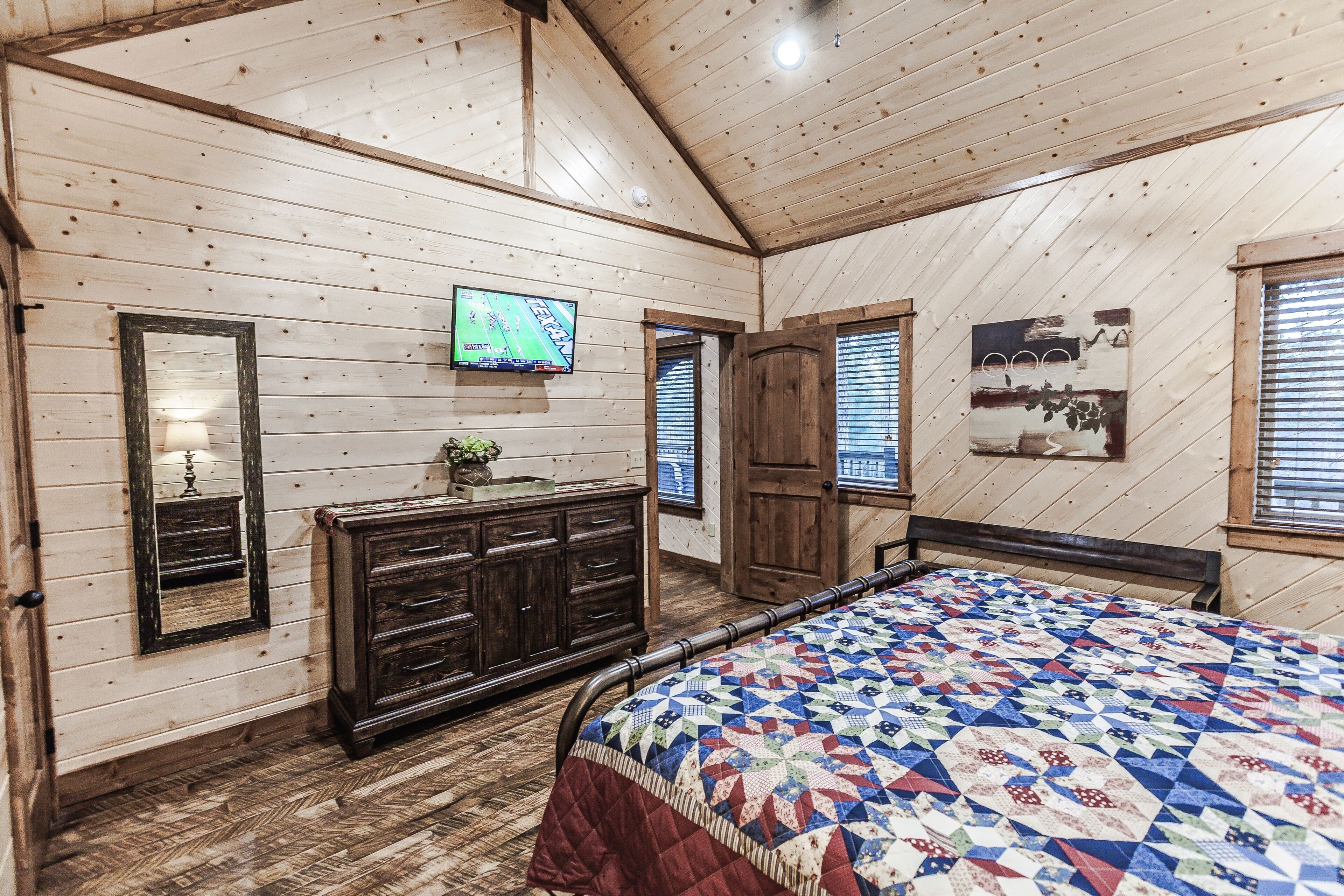 Eagle Mountain, Deep Lot, Hot Tub, Kid's Loft Hidaway, Shuffle Board, No Pets