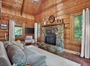Smart TV, fireplace - Falling Leaf Cabin Rustic Charm With Modern Decor! Newly Renovated Kitchen! (Rileyville)