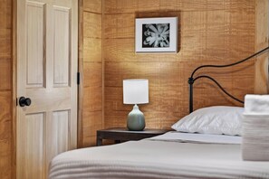 2 bedrooms, desk, iron/ironing board, free WiFi - Falling Leaf Cabin Rustic Charm With Modern Decor! Newly Renovated Kitchen! (Rileyville)