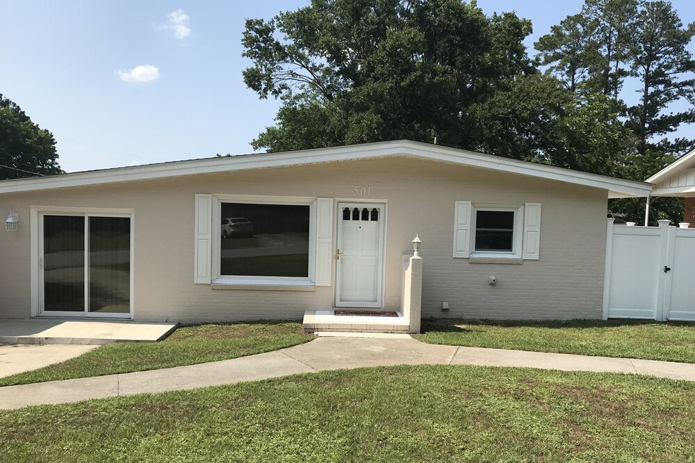 KING'S COURT - Entire House - 3 Bedrooms - Cozy, Comfortable & Clean