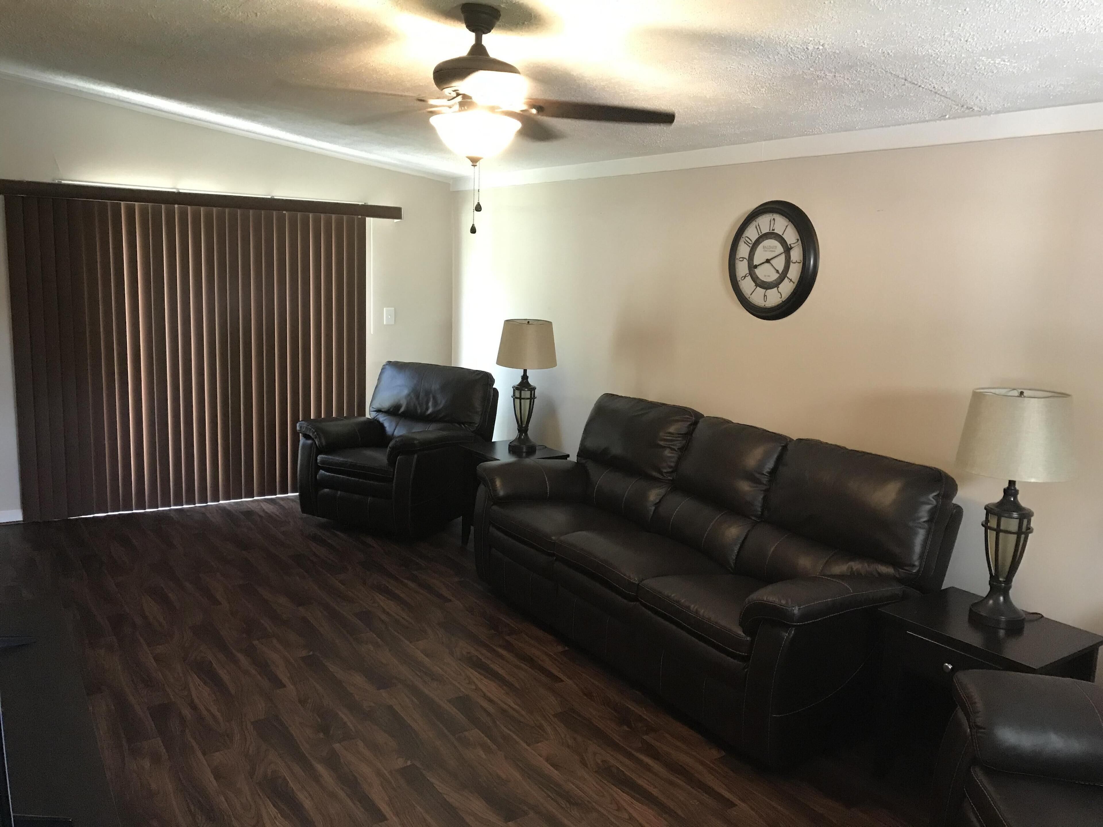 KING'S COURT - Entire House - 3 Bedrooms - Cozy, Comfortable & Clean