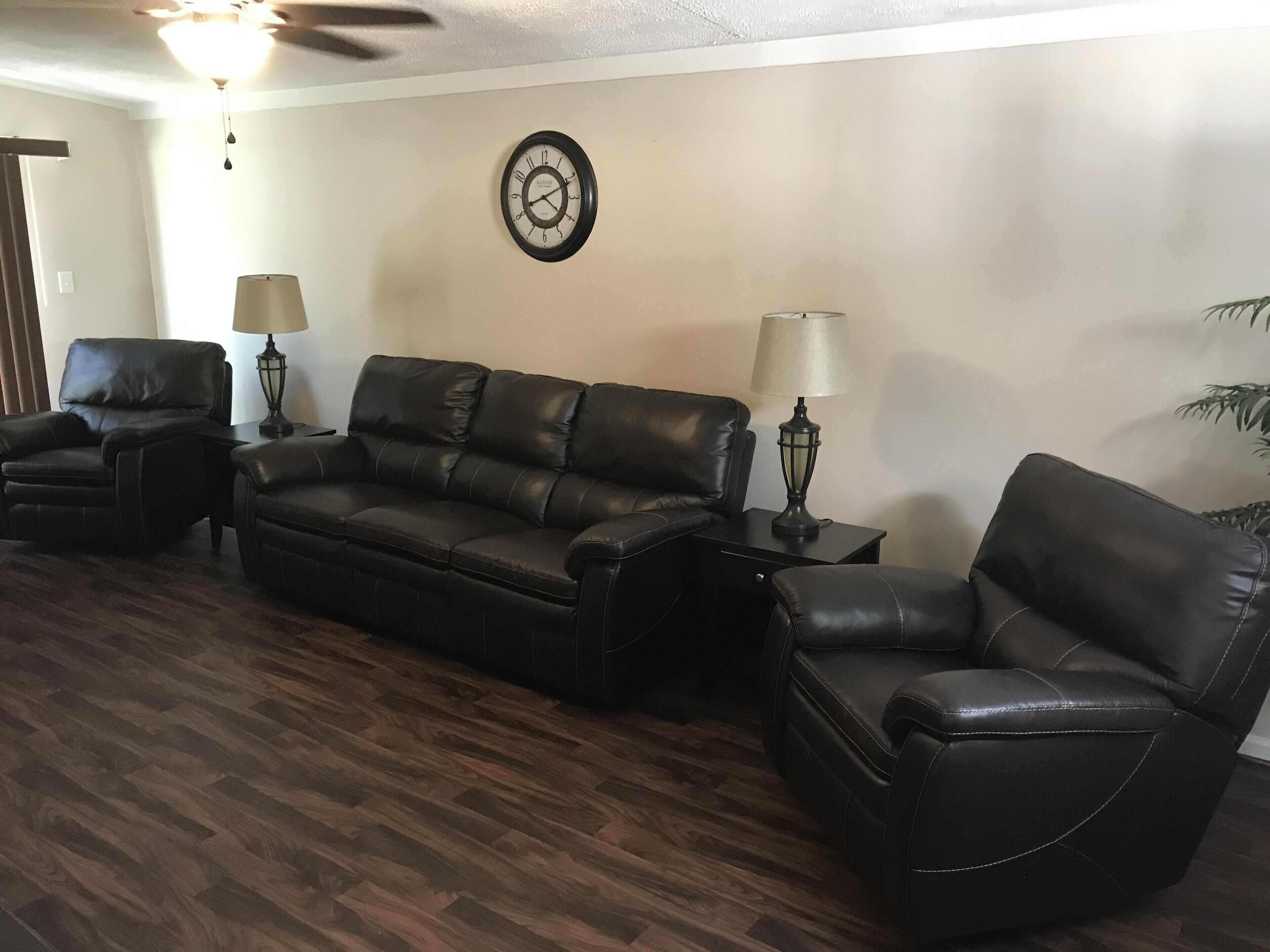 KING'S COURT - Entire House - 3 Bedrooms - Cozy, Comfortable & Clean