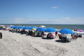 Ligstoelen aan het strand