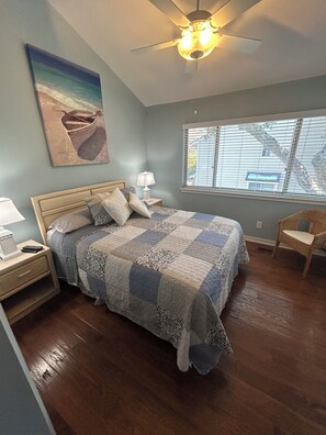 2 slaapkamers, een strijkplank/strijkijzer, gratis wifi, beddengoed