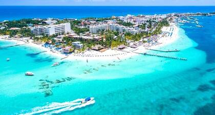 Oceanside Villa "Cozumel" with a/c pool in centro 5 min stroll to beach