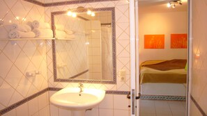 Bungalow (3 people) | Badrum | Dusch och handdukar