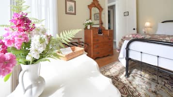 Δωμάτιο, 1 Queen Κρεβάτι, Μη Καπνιστών (Cottage Room) | Κλινοσκεπάσματα υψηλής ποιότητας, πουπουλένια παπλώματα