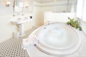 Quarto, 1 cama King, para não fumantes (State Seal Room) | Banheiro | Chuveiro, produtos de toalete de grife, secador de cabelo 