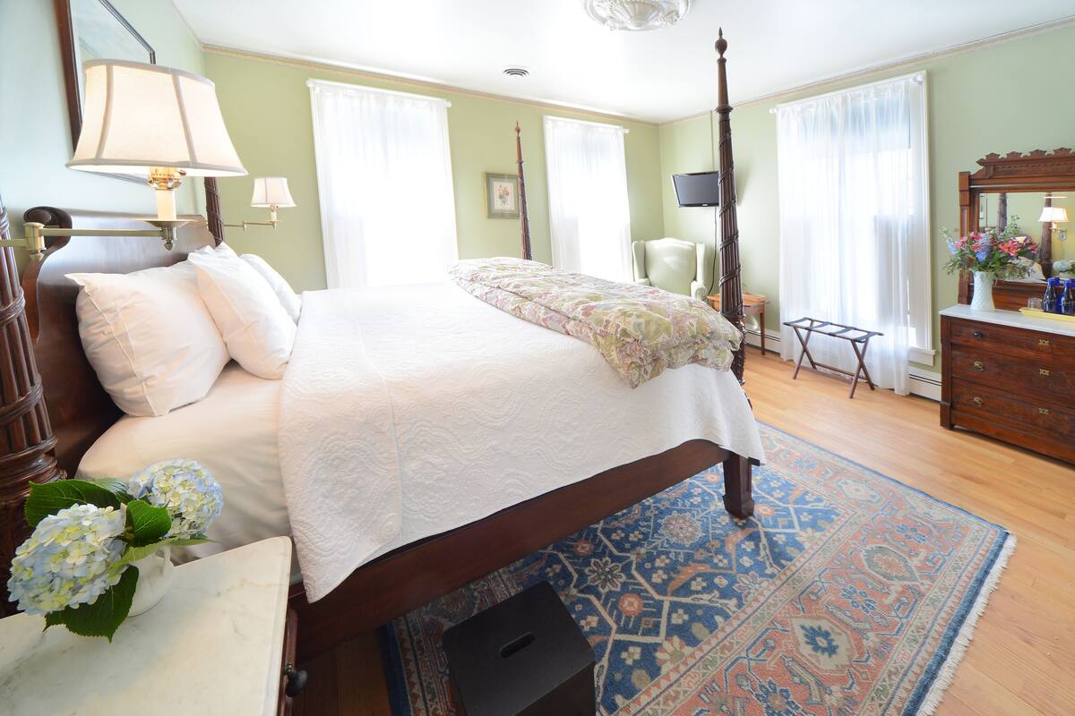 Room, 1 King Bed, Non Smoking (Eastlake Room) | Premium bedding, down comforters, pillowtop beds, blackout drapes