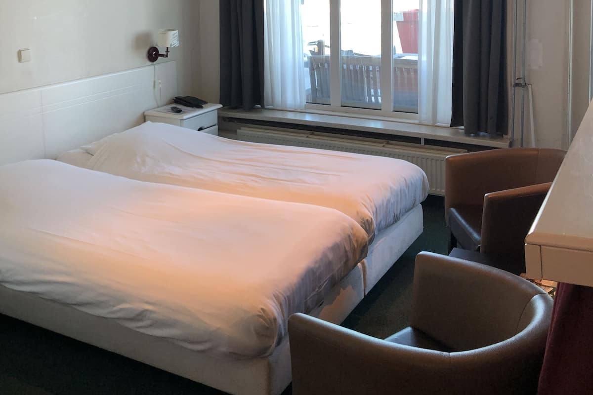 Premium dubbelrum eller tvåbäddsrum - havsutsikt - bottenvåning | Värdeförvaringsskåp på rummet och mörkläggningsgardiner
