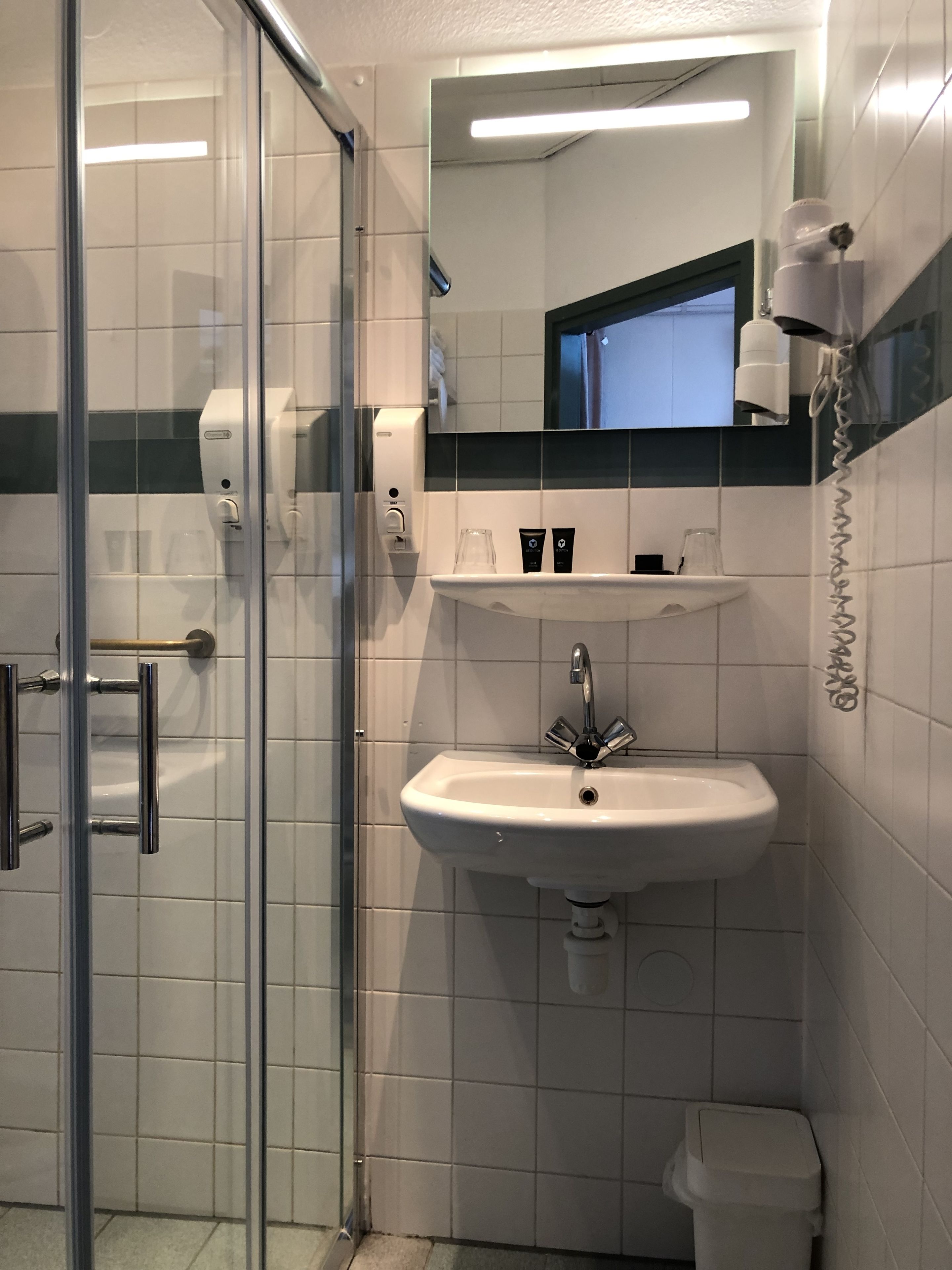 premium double or twin room, sea view, ground floor | bathroom | shower, free toiletries, hair dryer, towels