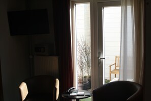 Standard Double or Twin Room | Living area | Flat-screen TV - Hotel Zee en Duin (Katwijk Aan Zee)