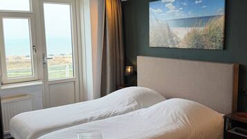 Premium kamer, 1 twee- of 2 eenpersoonsbedden, uitzicht op zee | Een kluis op de kamer, verduisterende gordijnen