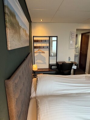 Basic Double or Twin Room, Ocean View | In-room safe, blackout curtains, iron/ironing board, free WiFi - Hotel Zee en Duin (Katwijk Aan Zee)