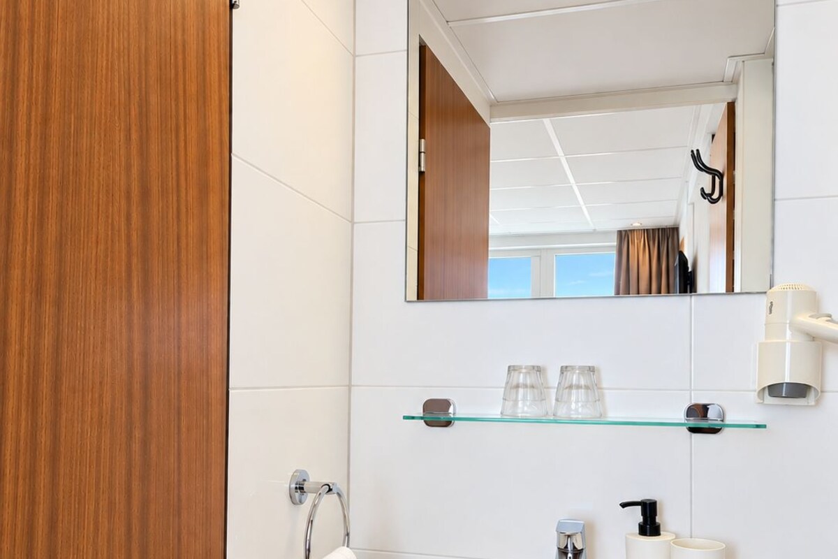 Eenvoudige kamer, 1 twee- of 2 eenpersoonsbedden, uitzicht op oceaan | Badkamer | Een douche, gratis toiletartikelen, een haardroger, handdoeken