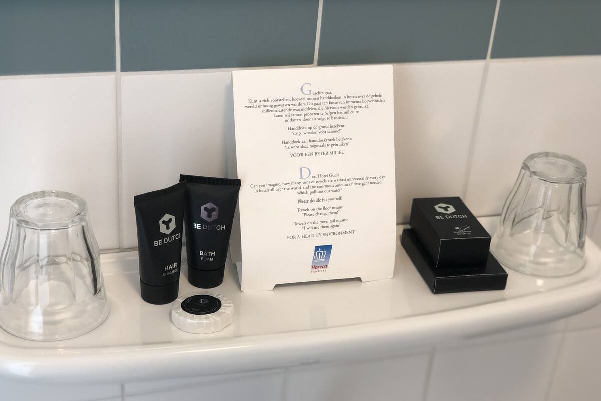 triple room, bathtub | bathroom amenities | shower, free toiletries, hair dryer, towels