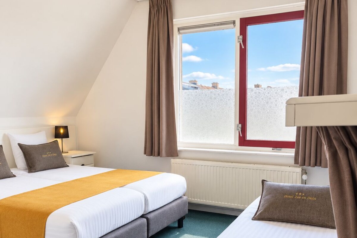 Driepersoonskamer, bad | Een kluis op de kamer, verduisterende gordijnen