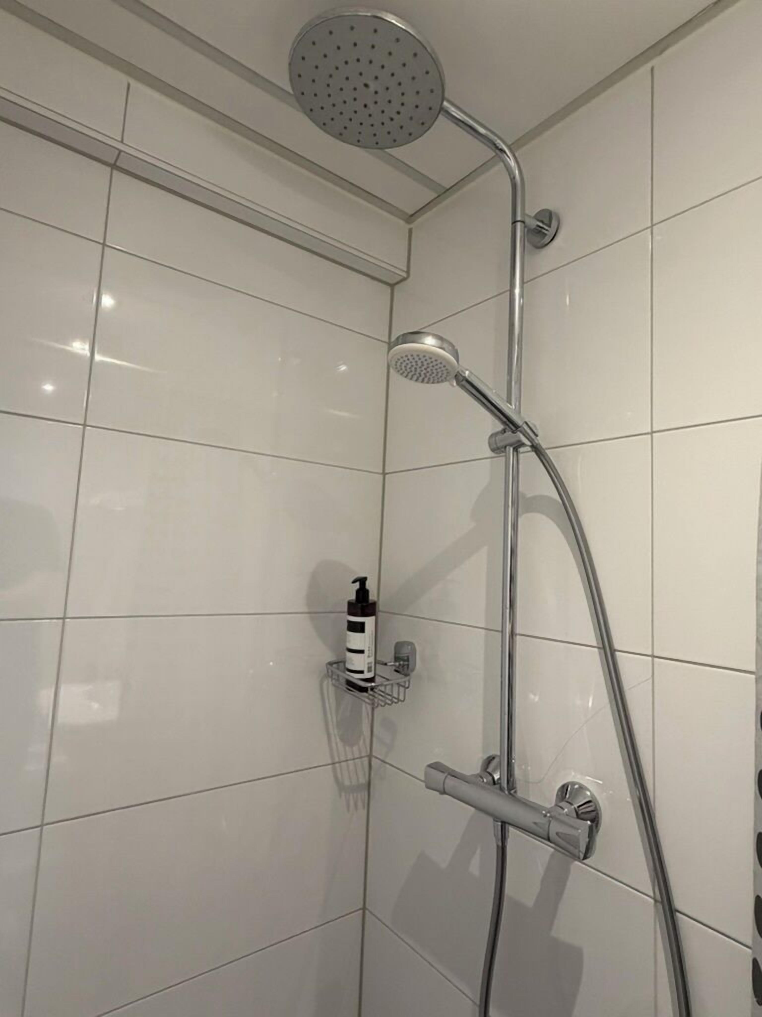 Camera singola | Bagno | Doccia, set di cortesia gratuito, asciugacapelli, asciugamani