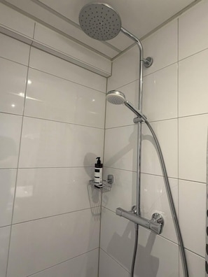 Single Room | Bathroom | Shower, free toiletries, hair dryer, towels - Hotel Zee en Duin (Katwijk Aan Zee)