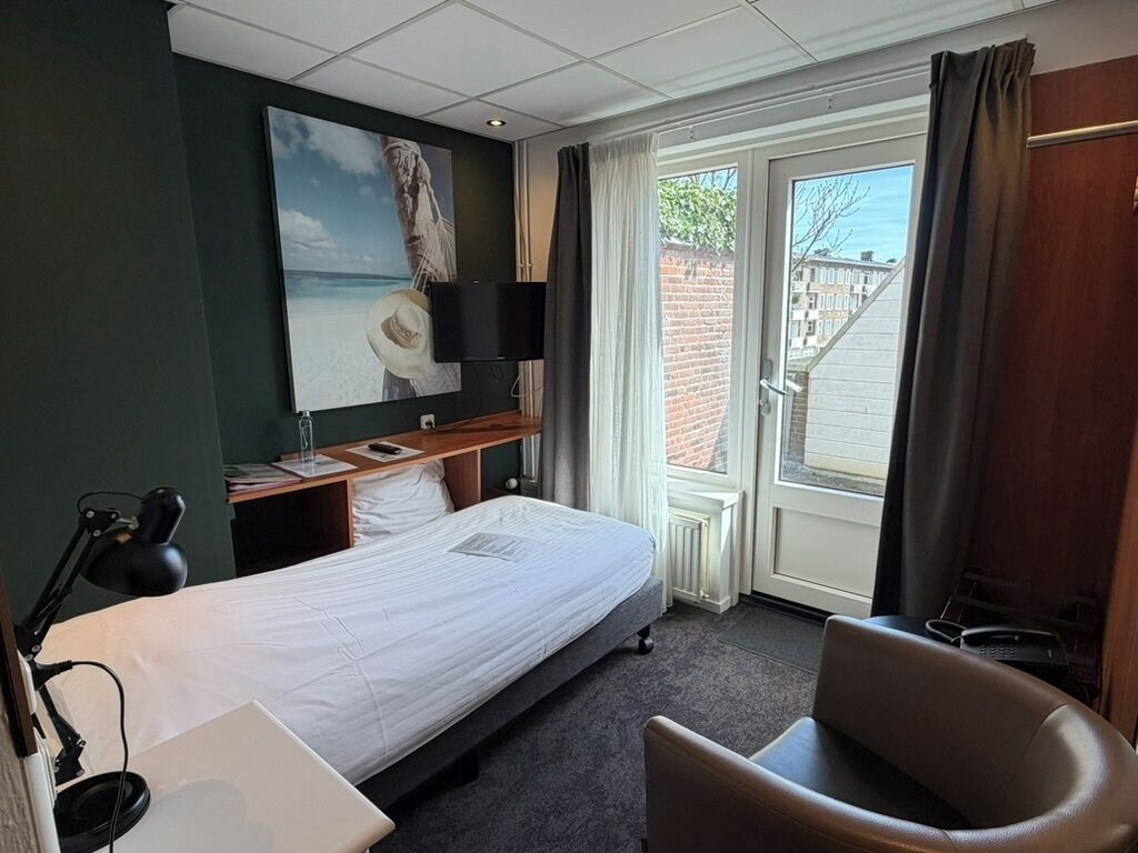 Single Room | In-room safe, blackout drapes, iron/ironing board, free WiFi