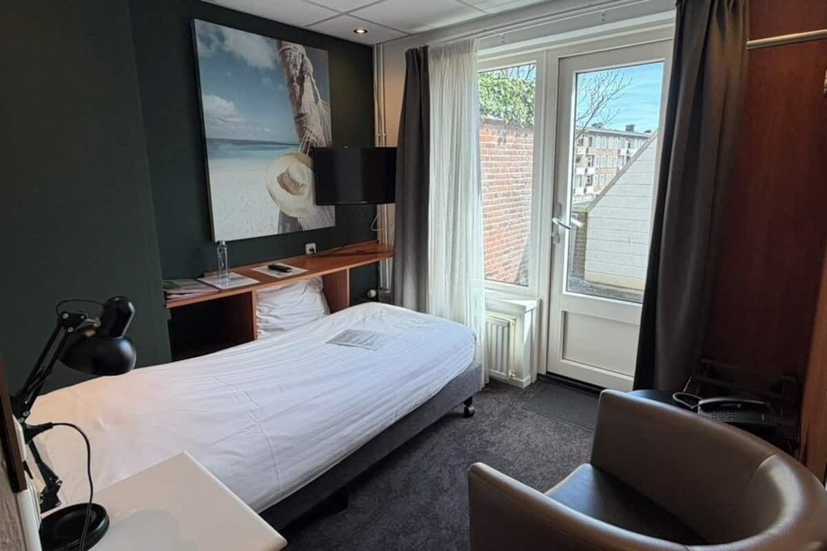 Chambre simple | Coffre-fort, rideaux dâobscurcissement, fer et planche Ă repasser