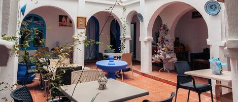 Breakfast, lunch, dinner served; local cuisine