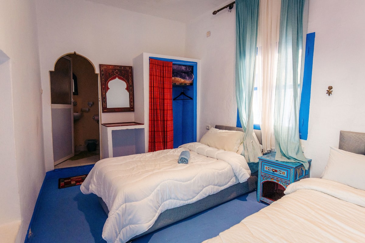 Habitación clásica con 2 camas individuales, 2 camas individuales, para no fumadores | Ropa de cama de alta calidad, escritorio y cortinas blackout
