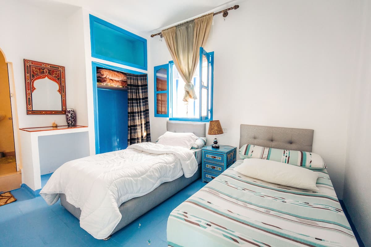 Habitación superior, varias camas, para no fumadores, vista al patio | Ropa de cama de alta calidad, escritorio y cortinas blackout