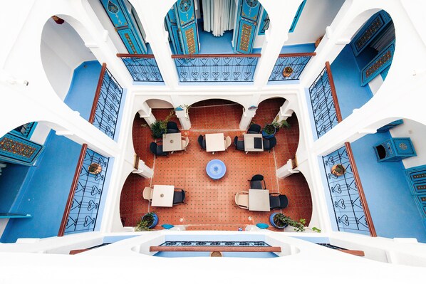 المنشأة من الداخل