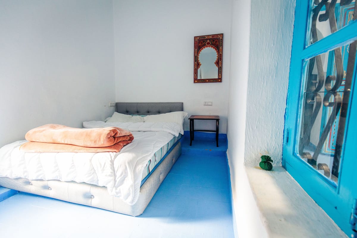 Habitación doble clásica, 1 cama matrimonial, para no fumadores | Ropa de cama de alta calidad, escritorio y cortinas blackout