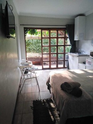 Habitación estándar | Cortinas opacas, tabla de planchar con plancha, ropa de cama