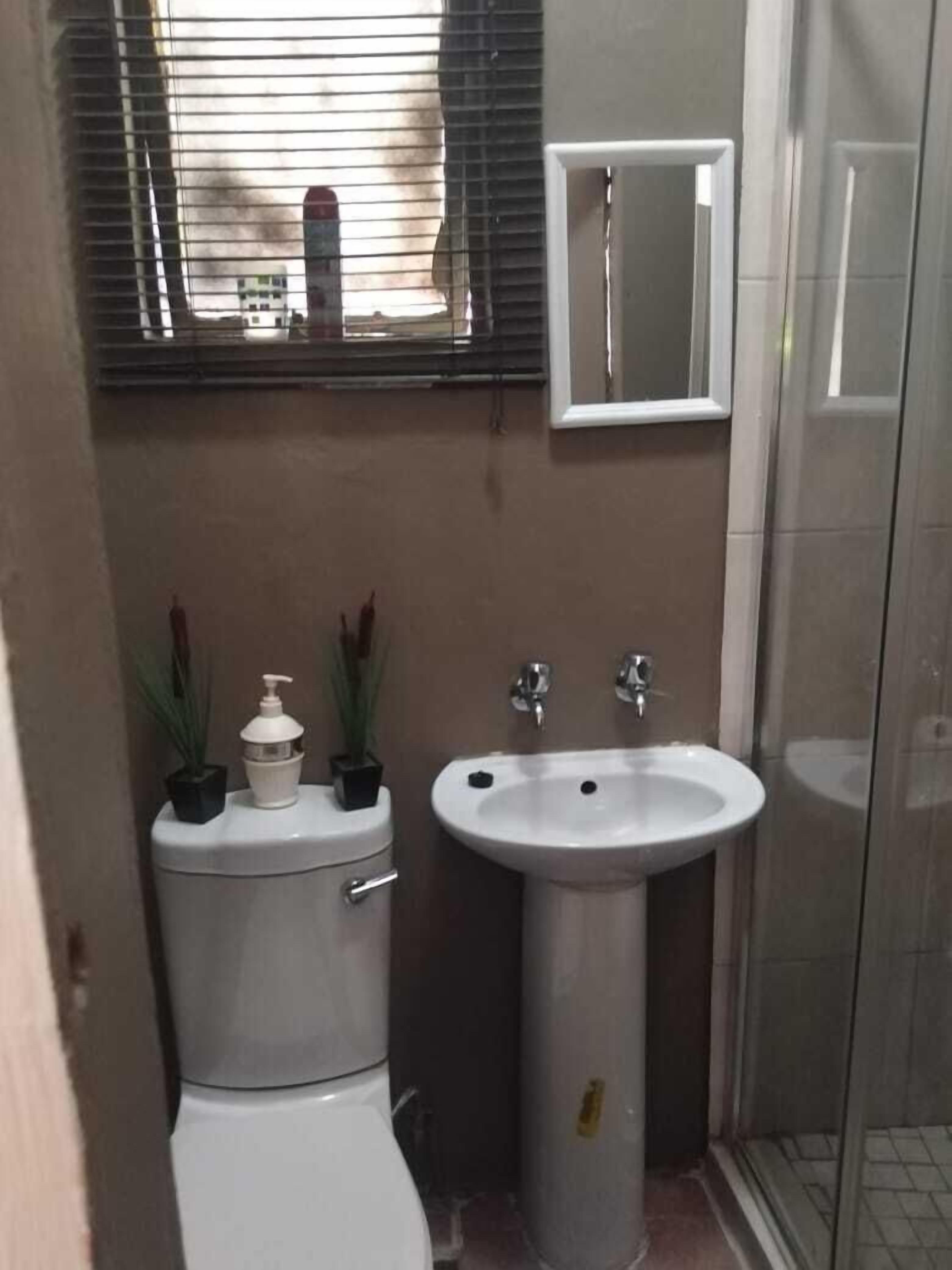 Estudio clásico | Baño | Regadera y toallas 