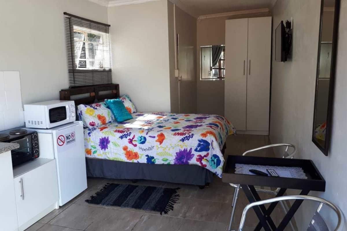 Habitación estándar | Cortinas blackout, tabla de planchar con plancha y ropa de cama 