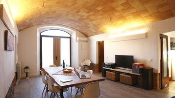 Apartment, 3 Bedrooms | Living room | 43-inch flat-screen TV with digital channels, LED TV