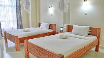 Kamar Twin Standar, 2 Tempat Tidur Double | Brankas, dilengkapi dengan perabotan berbeda-beda, dan kedap suara