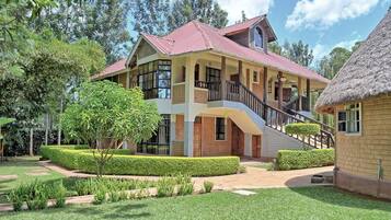 Chambre Double SupĂ©rieure, accessible aux personnes Ă mobilitĂ© rĂ©duite, vue jardin | Façade de lâhĂ©bergement