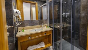 Quarto duplo | Banheiro | Chuveiro, produtos de toalete grátis, secador de cabelo, chinelos